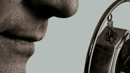 Homem se aproxima do microfone. Nas sociedades tradicionais, há um poder inerente à/ao palavra/pensamento: a sua dimensão mágica confere-lhe performatividade. Enunciar e/ou pensar alguma coisa é convocá-la, concretizá-la 