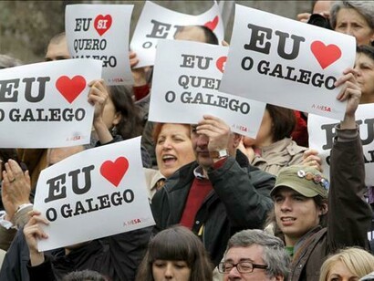 Manifestación de «Queremos Galego» contra el decreto de la Xunta de 2010 que, bajo la falsa etiqueta del «plurilingüismo» erradica la lengua gallega o la reduce a una presencia simbólica en buena parte de las escuelas de la comunidad