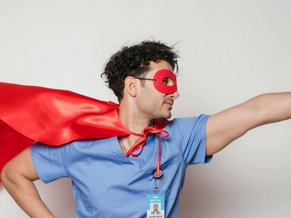 Quem melhor ocupa o papel de heróis dentro do mundo moderno são, claro, os super-heróis dos quadrinhos. Muitos vêem neles figuras de inspiração e bravura, mas outros enxergam neles maus exemplos para os jovens