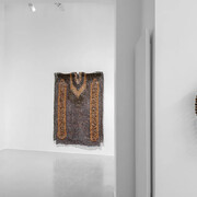 Ozioma Onuzulike, Shield, vue de l'exposition. Avec l'aimable autorisation de la Galerie Afikaris