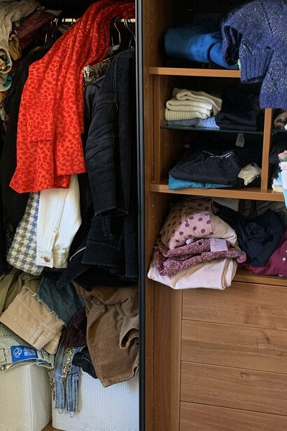 Affrontare il guardaroba da soli può essere un compito travolgente, ed è qui che entra in gioco l’importanza di farsi aiutare da un’occhio esperto