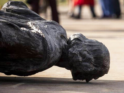 La estatua de Colón del Capitolio Estatal de Minnesota, EE. UU., derribada por activistas