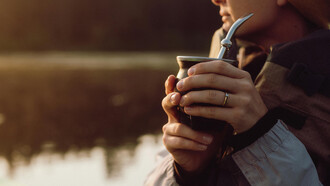 El mate, con su humo leve elevándose desde la calabaza, simboliza la pausa compartida que une a los argentinos en medio del ritmo acelerado de la vida cotidiana