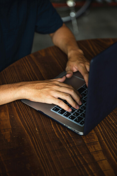 Hombre utilizando una notebook