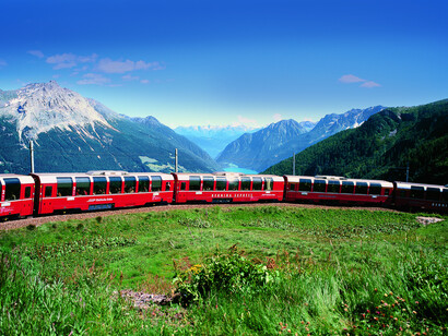 Bernina Express, il trenino rosso che si inerpica sui monti svizzeri