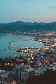 Béjaïa, affacciata sul Mediterraneo, è una città algerina che unisce il fascino delle montagne del Kabylie alla ricchezza storica di un antico porto costiero. Béjaïa, Algeria