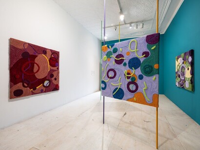 Varios artistas, Pass carry hold. Studio museum artists in residence 2023–24, vista de exhibición. Cortesía de MoMA PS1