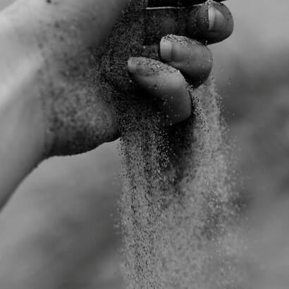 "Sii fedele agli altri ma, prima di tutto a te stessa, coerente, precisa, disponibile, sii intelligente, spiritosa, amorevole, se ci riesci sexy ma, non troppo"