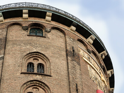 Torre Redonda en Copenhague, Danmark.
Se puede visualizar un futuro de sinergia entre la creatividad humana y la eficiencia tecnológica. Donde el arquitecto utilizará la IA para realizar simulaciones complejas en cuestión de segundos, optimizar la eficiencia energética con gran precisión, y analizar grandes cantidades de datos sin esfuerzo, permitiéndole explorar múltiples opciones de diseño y tomar decisiones más informadas