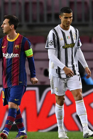 Lionel Messi e Cristiano ronaldo em campo, indo em direções opostas