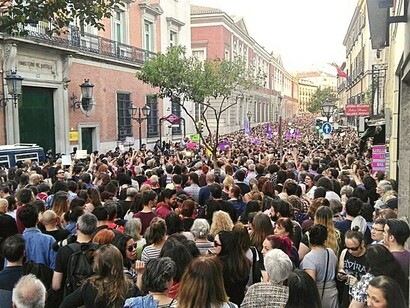 Nada más conocerse la sentencia del caso, una ráfaga de indignación recorrió España: en la imagen, cientos de personas protestan frente a la sede del Ministerio de Justicia