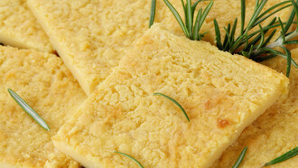 Una classica farinata di ceci al rosmarino