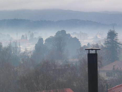 La niebla sigue subiendo río arriba acariciando la lata