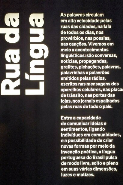 Painéis do Museu da Língua Portuguesa apresentam a trajetória histórica do idioma, desde suas origens até as transformações contemporâneas. A escrita portuguesa passou por sucessivas reformas antes de chegar ao sistema ortográfico atual. Painel expositivo no Museu da Língua Portuguesa, Praça da Luz, São Paulo, SP, Brasil