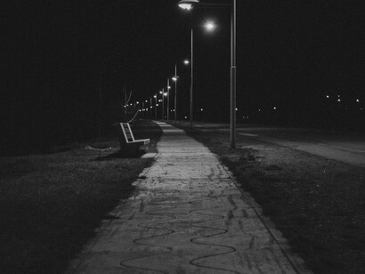 O cabelo era curto e penteado para frente, no mesmo estilo utilizado por pacientes de instituições que cuidam dos desafortunados psicologicamente. A barba era volumosa, preta e preenchia o rosto inteiro, chegando até perto dos olhos. O nome ninguém sabia, talvez pelo simples fato de que nunca o viam conversar com alguém. Ele acabou se tornando famoso no bairro, pois era tão misterioso e estranho que acabava atraindo a atenção de todos, exatamente por não saberem nada a respeito