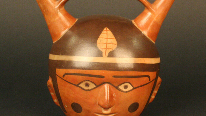 Botella asa puente: cabeza trofeo

Materiales: Cerámica

Horizonte Wari-Tiwanaku. Período Medio 700 - 1100 d.C.

Medidas: 150 mm de alto x 160 mm de ancho