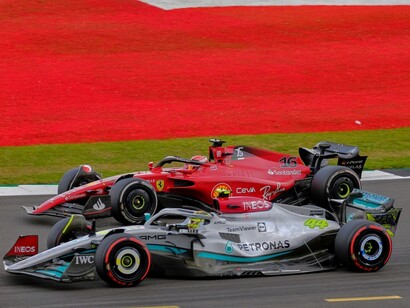 Charles Leclerc della Ferrari lotta per il podio con Lewis Hamilton della Mercedes al Gran Premio di Gran Bretagna 2022 a Silverstone