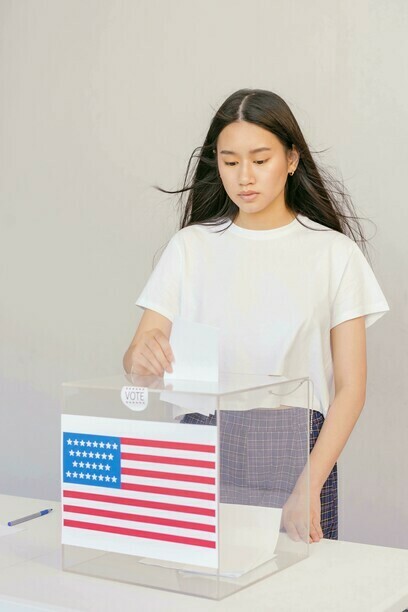 Stimmabgabe einer US-amerikanischen Bürgerin. Je nachdem, wer gewinnt, gibt es ganz unterschiedliche Alternativen zu den aktuellen Herausforderungen, vor denen die Vereinigten Staaten und die Menschheit stehen