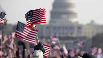 Marcha com bandeiras dos Estados Unidos frente ao Capitólio