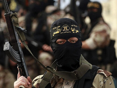 Terrorista armado y con el rostro oculto