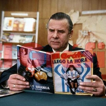 L'ex portiere Lev Yashin, mentre legge El Gráfico, durante la sua visita in Argentina nel 1983