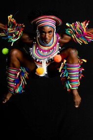 Integrante do Balé Folclórico da Bahia se destaca contra o fundo negro envolta por cores e adornos que evocam a riqueza da cultura baiana. A Bahia foi também um dos espaços decisivos para a construção das identidades que, ao longo do século XIX, ajudariam a formar o Brasil. A cena contemporânea remete à permanência de uma cultura que ajudou a dar forma à identidade brasileira.