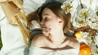 Donna illuminata da un raggio di sole in primavera