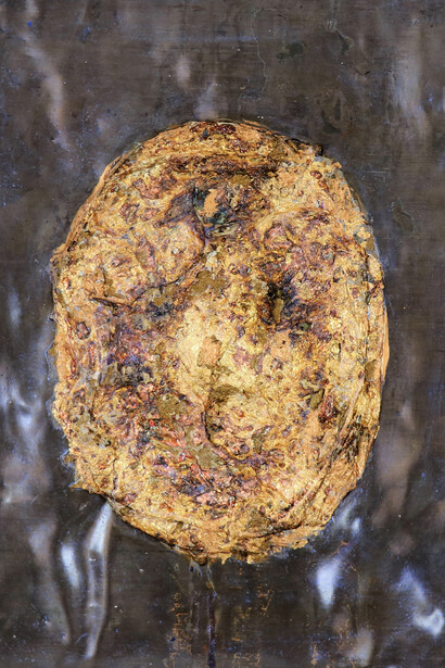 Universal Egg lead, 2018, resina, acrilico, materiali plastici combusti, lastra di piombo su tela, 50 × 40 cm
