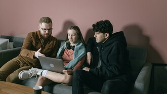 Genitore dialoga con i suoi figli adolescenti