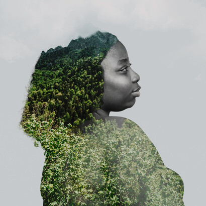 Une silhouette humaine contemplant la majesté de la nature : un symbole de la connexion profonde explorée par le Cercle de Philosophie de la Nature dans ses débats philosophiques