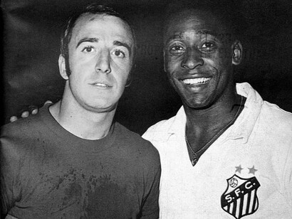 O jogador de futebol brasileiro Pelé posando com o meio-campista Norberto Madurga, antes de uma partida entre Santos FC e Boca Juniors em Mar del Plata, Argentina em 1970