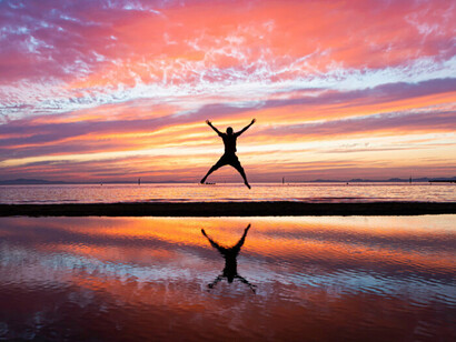 Dans le calme apparent de l’horizon, la contradiction se tait un instant, mais elle continue de respirer