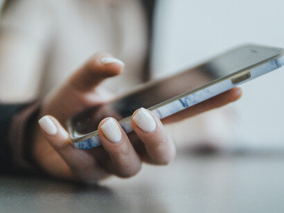 Mezzi di comunicazione reti e cellulari mettono a disposizione spazio di esercizio e di esternazione delle volgarità e delle cattiverie pur con la pigra e fredda consapevolezza del male che si fa e del dolore che si infligge