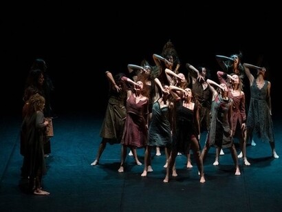 Foto di una scena di Cantata, su coreografia di Mauro Bigonzetti @assurd.official