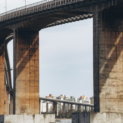 Com mais de três mil metros de comprimento,  a Ponte Deputado Darcy Castello de Mendonça liga as cidades de Vitória e Vila Velha no Espírito Santo, Brasil