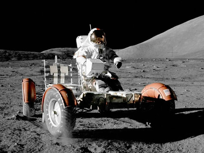 El comandante de la misión del Apolo 17 Eugene Cernan conduce el vehículo explorador lunar (LRV) en el sitio del alunizaje en diciembre de 1972. Foto: NASA