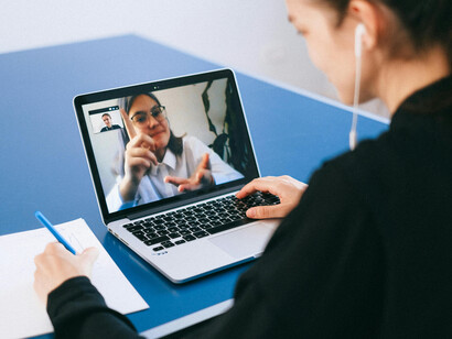 Una paciente y su doctora durante una sesión de terapia
