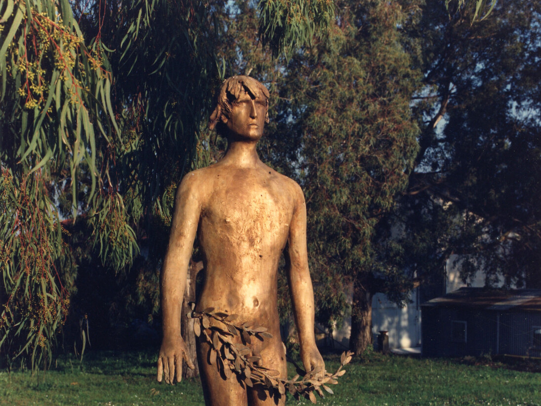 Giacomo Manzù, Grande Cardinale seduto, 1983, legno di circolo dorato, cm. 205 - Courtesy Galleria d'Arte Maggiore G.A.M., Bologna (Italy)