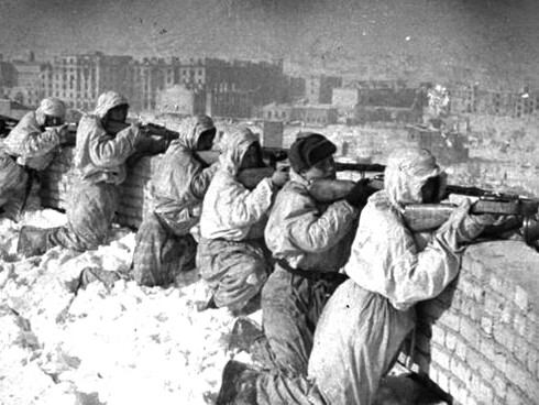 La batalla de Stalingrado fue un intenso enfrentamiento bélico entre el Ejército Rojo de la Unión Soviética y la Wehrmacht de la Alemania nazi