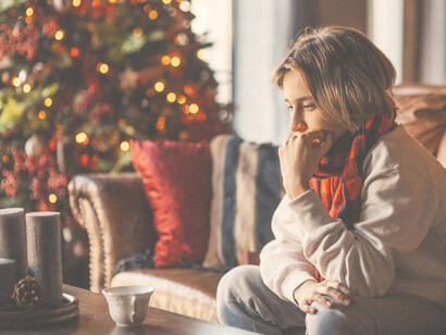 Mujer deprimida durante las navidades