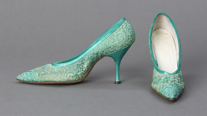 Bibis, cloches et escarpins. Courtesy of Musée de la civilisation