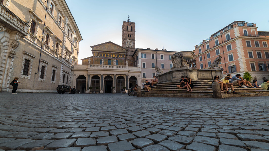 La chiesa e la piazza di Santa Maria in Trastevere, foto Claudio Bernardini