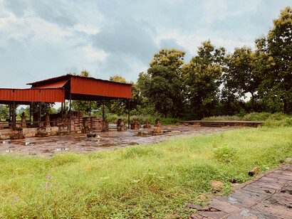 Las ruinas descubiertas hasta la fecha han revelado deidades hindúes como Ganesha, tirthankaras jainistas e iconografía budista, Gandai, Chhattisgarh, India