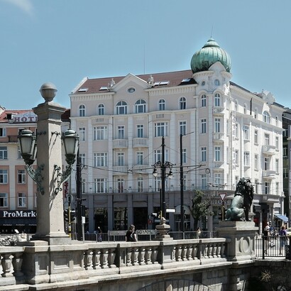 Ponte dei Leoni (Lavov Most) con l'Hotel Lion in primo piano Sofia, Bulgaria