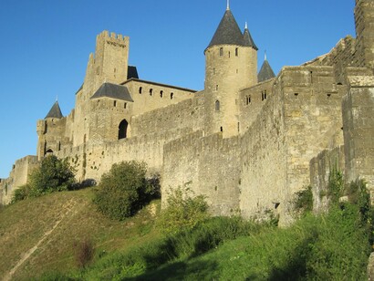 Ruínas de castelo medieval. As religiões cristã, judaica e islâmica mudaram essa mentalidade. Para os monoteístas, o tempo não era um círculo e sim uma flecha, que apontava para uma direção, o reino de Deus. A história tinha começo, meio e fim. Uma dramatização da jornada humana. Ainda assim não era uma narrativa feliz, os monoteístas ainda creiam que a história humana era de decadência com o futuro sendo visto como uma época trágica. O mundo cristão começava no jardim do éden e caminhava para ser tomado pelo pecado até o fim dos tempos e a chegada das forças do mal. Apenas depois de transcorrida a narrativa, um epílogo mostraria a humanidade feliz no novo mundo criado para os eleitos