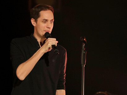 Grand Corps Malade. À notre époque moderne, la première ébauche de cette disposition à briser les codes du langage avec l’apparition du surréalisme se manifeste par ce qui est connu sous le nom de rap et de slam