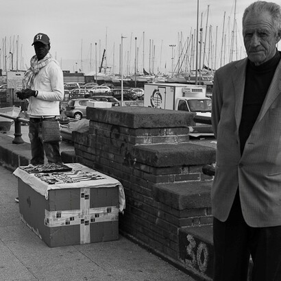 Napoli, venditore ambulante lungo via Mergellina, Italia. Foto di Mario Mancuso