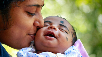 A história da árvore generosa nos ensina a importância da generosidade e do autocuidado na maternidade, mostrando como dar e receber estão interligados para um amor saudável e sustentável