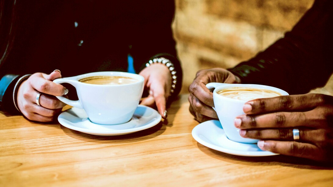 O "Offline Café" celebra a desconexão, promovendo atividades simples como conversar e ler