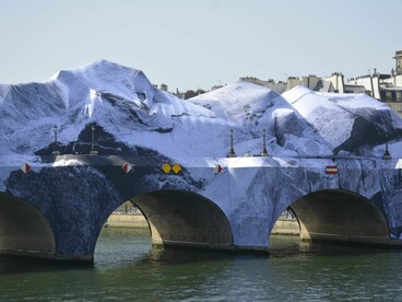 "La caverna del Pont Neuf", 2026. Instalación en sitio específico. J.R. París, Francia. Foto: AKEZ